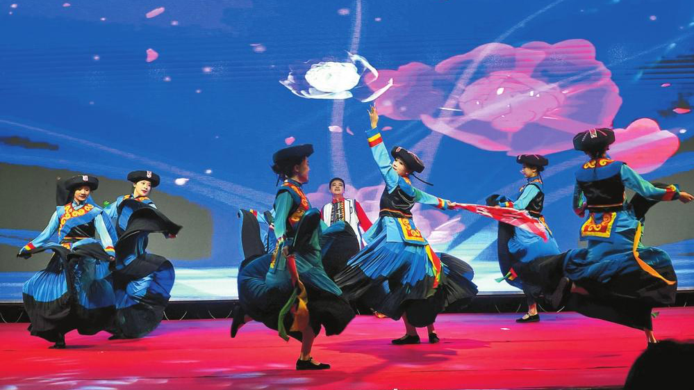 云南省总工会“文化暖边行”慰问演出走进龙陵