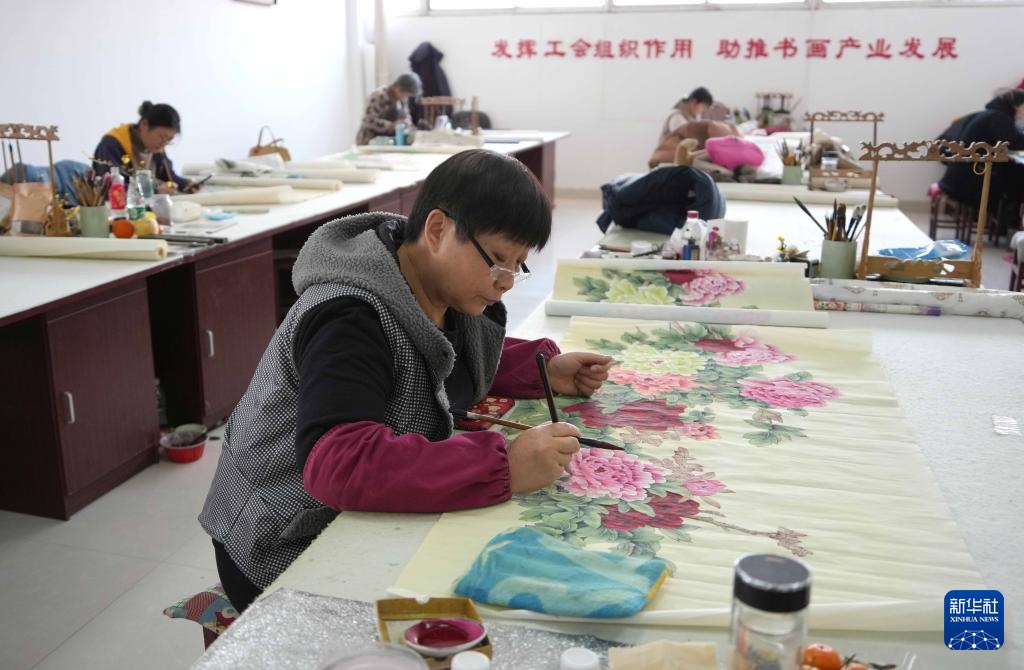 山东巨野:绘制工笔画作品 供应节前市场
