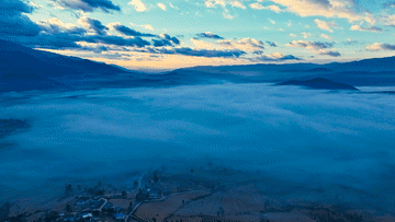 冬日清晨,云南省大理白族自治州洱源县炼铁坝子频现云海雾山景观。 冬日清晨,云南省大理白族自治州洱源县炼铁坝子频现云海雾山景观。