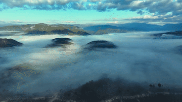 冬日清晨,云南省大理白族自治州洱源县炼铁坝子频现云海雾山景观。2 冬日清晨,云南省大理白族自治州洱源县炼铁坝子频现云海雾山景观。2