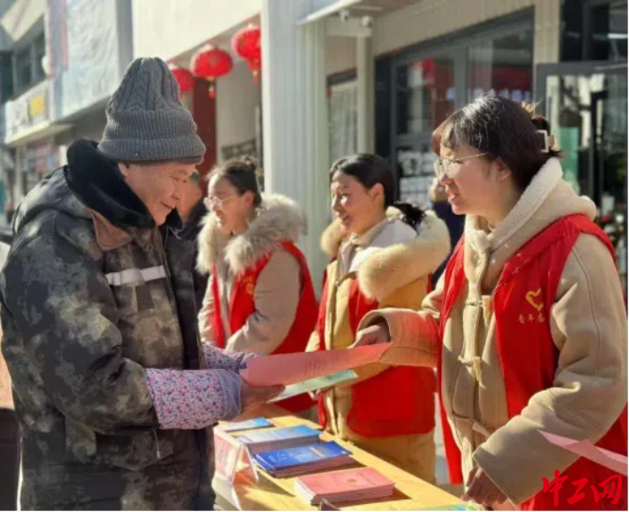 图为群团组织为来往群众做科普宣传