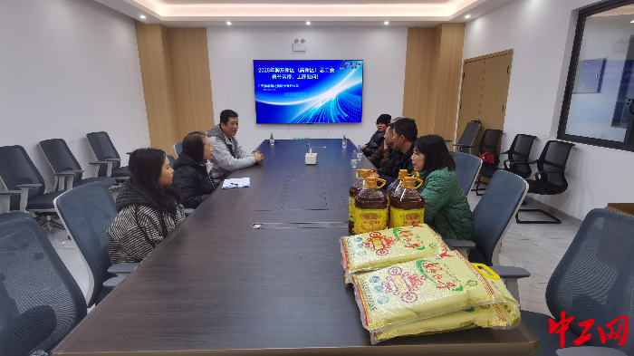 工会慰问小组与部分劳模工匠座谈 柯宇摄