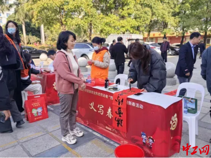 职工志愿者在现场义写春联。莆田市总工会供图