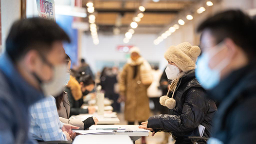 河南省平顶山市石龙区总工会举办就业援助月专场招聘会