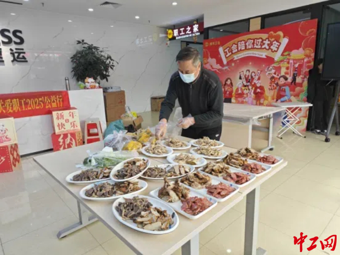 江师傅在顺丰工会驿站备菜中。福州市总工会供图