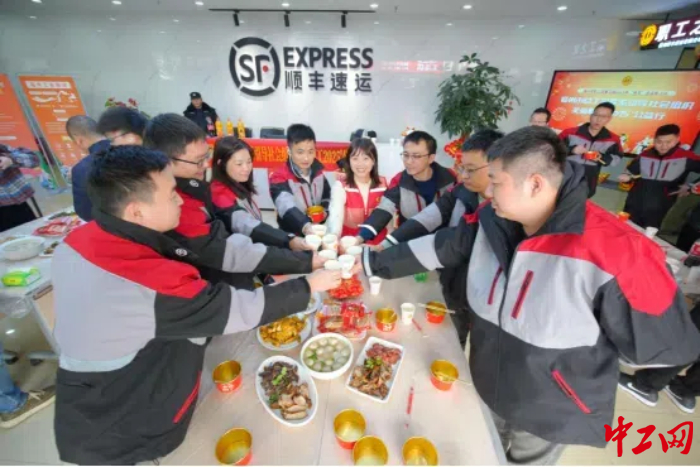 快递配送员们举杯庆新年。福州市总工会供图