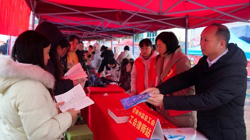 广西象州县：春风送岗暖民心 精准服务促就业