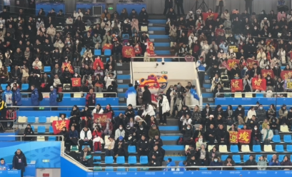 亚冬会短道速滑赛场气氛热烈！