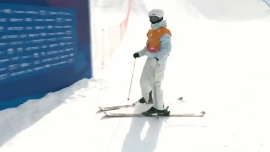 中国队首金！李方慧、张可欣包揽亚冬会自由式滑雪女子U型场地技巧金银牌