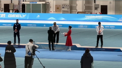 五星红旗在亚冬会速滑馆升起！