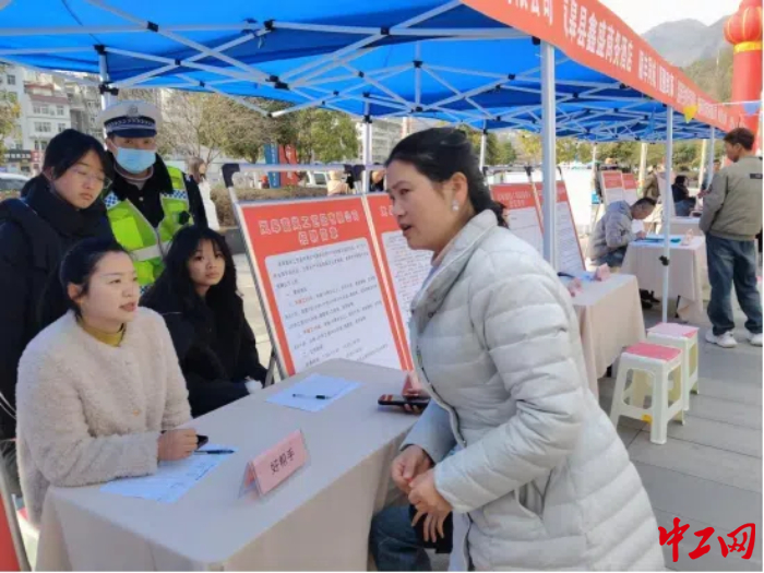 图为招聘会现场，为求职者提供“一站式”就业服务。廖霖摄影