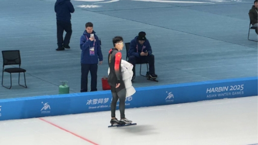 打破亚洲纪录和亚冬会赛会记录 高亭宇速度滑冰男子100米摘冠