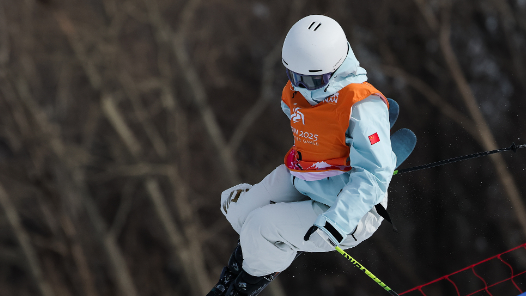 中国队包揽越野滑雪女子5公里（自由技术） 金银铜牌