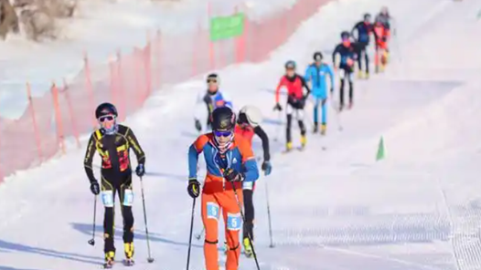 滑雪登山赛场闪耀中国红