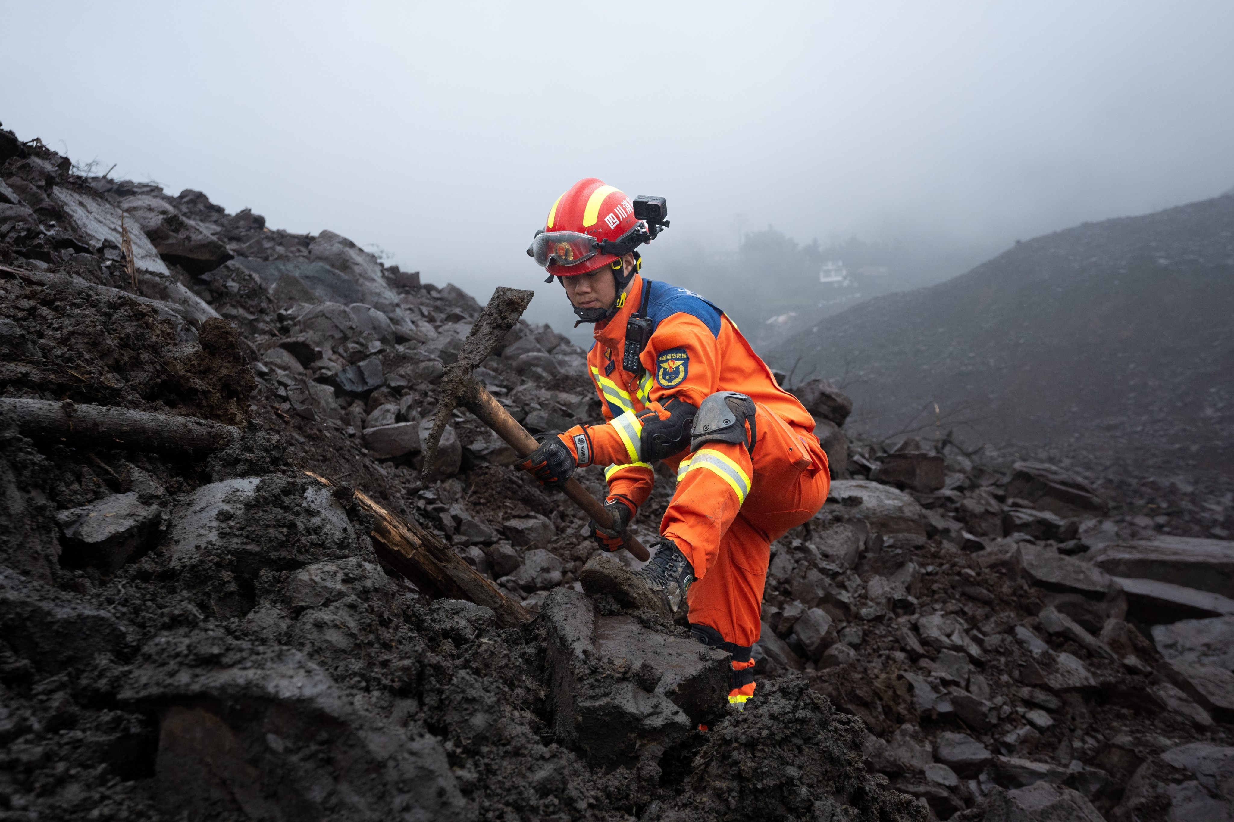 我在现场照片背后的故事丨四川筠连山体滑坡救援直击分秒必争与时间