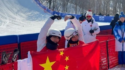 冯俊熙/王雪夺金后手执国旗比心合影