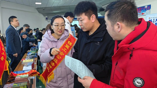 锡林郭勒盟工会联合盟人社局开展2025年“春风行动”暨全盟春季大型招聘会