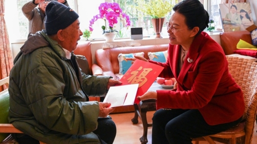 云南省总工会机关开展春节前走访慰问离退休老干部活动
