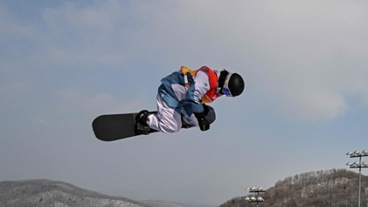 花滑男女单上演激烈角逐、冰球冰壶打响焦点战 亚冬会今日看点