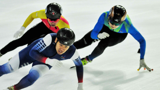 亚冬会上的暖镜头