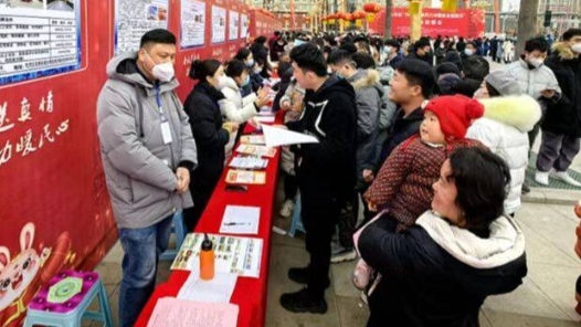 安徽铜陵市义安区总工会暖“新”招聘会“职”达家门口