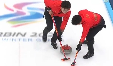 中国队获得亚冬会男子冰壶铜牌