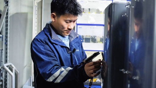 履职为民这一年丨全国政协委员卢跃富：为产业工人谋更多福利