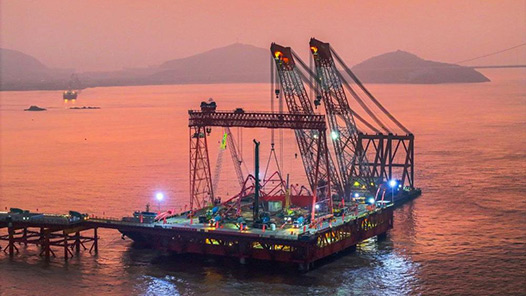 李强在政府工作报告中介绍，一年来因时因势加强和创新宏观调控，推动经济回升向好