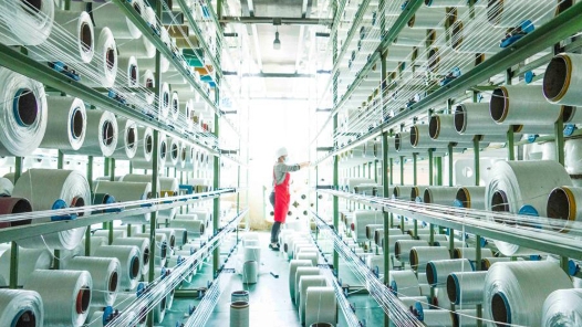 李强在政府工作报告中指出，我们既要正视困难问题，更要坚定发展信心