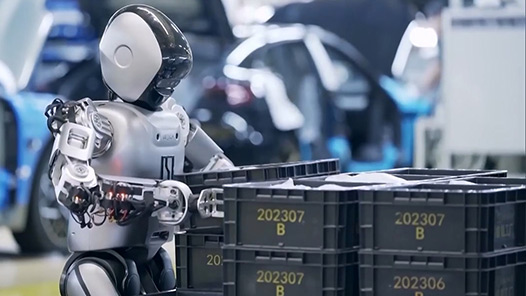 两会新华社快讯：政府工作报告说，支持大模型广泛应用