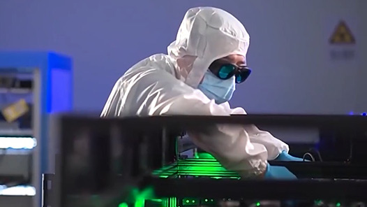 两会新华社快讯：政府工作报告说，建立未来产业投入增长机制