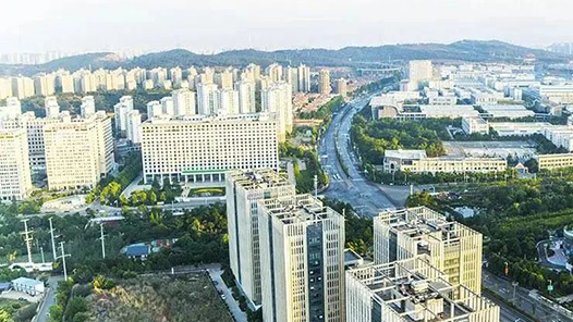 李强在政府工作报告中提出，推进新型城镇化和区域协调发展，进一步优化发展空间格局