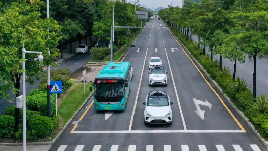 何小鹏代表：AI会推动自动驾驶甚至无人驾驶的加速到来