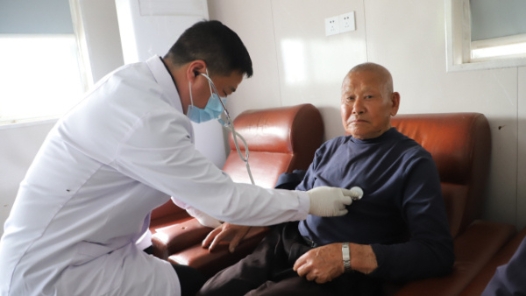 一老一小系民生 朝夕美好总关情