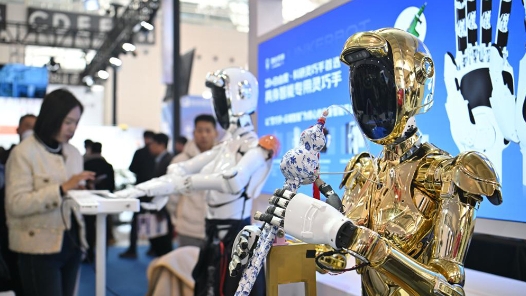 新华社记者带你听两会｜听，“新”的活力