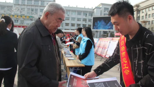 九师白杨市各级工会开展“全民国家安全教育日”系列宣传活动