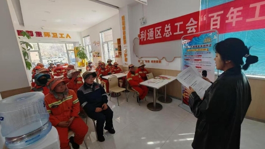 宁夏吴忠利通区环卫工人收到“法治礼包”