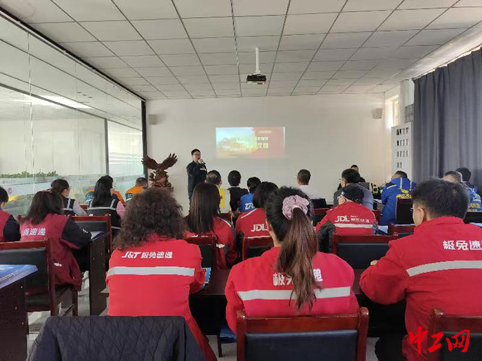 锡林郭勒盟工会开展“新就业形态劳动者学国家安全、守国家安全、送国家安全”活动。拍摄者：张嘉玉