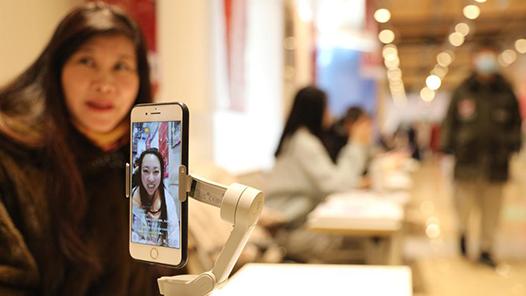 郑州市总工会举办“庆五一”专场招聘会 提供7700个就业岗位