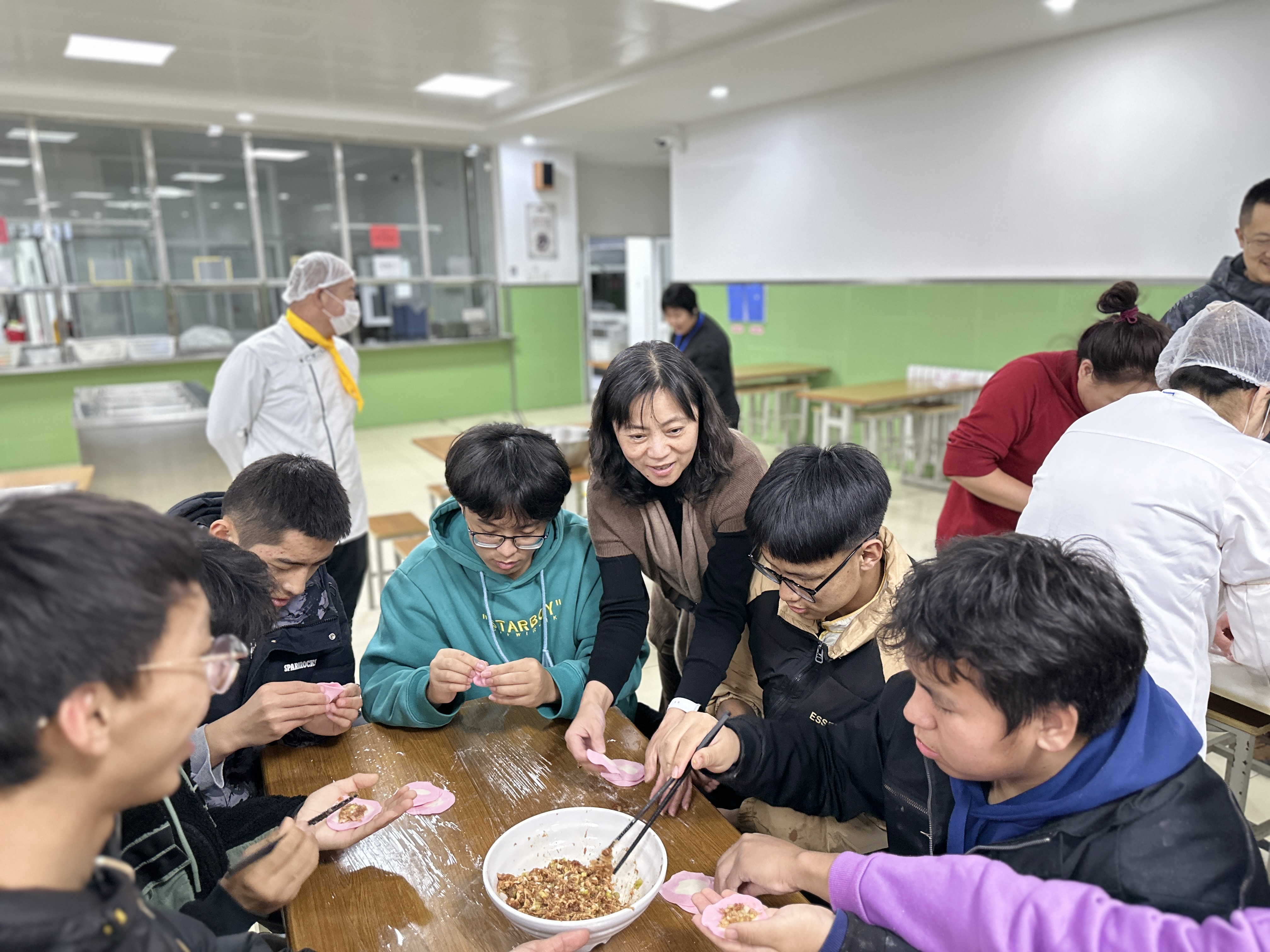 王京红校长同西藏学子除夕包饺子