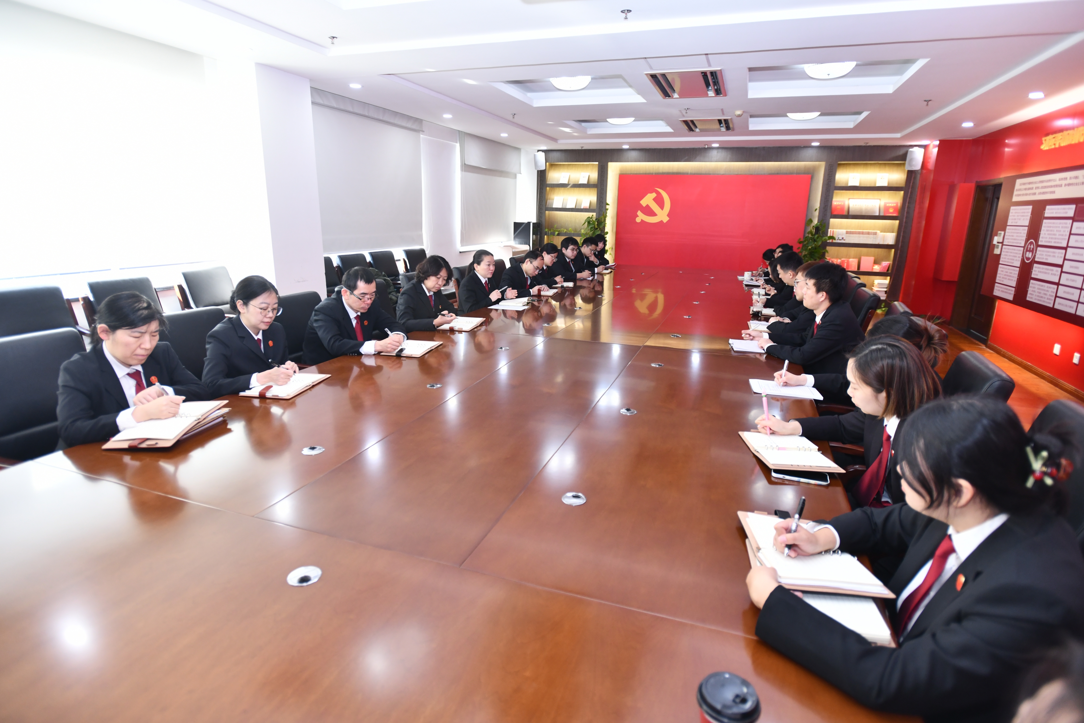 2. 亚运村法庭正在开展党支部活动