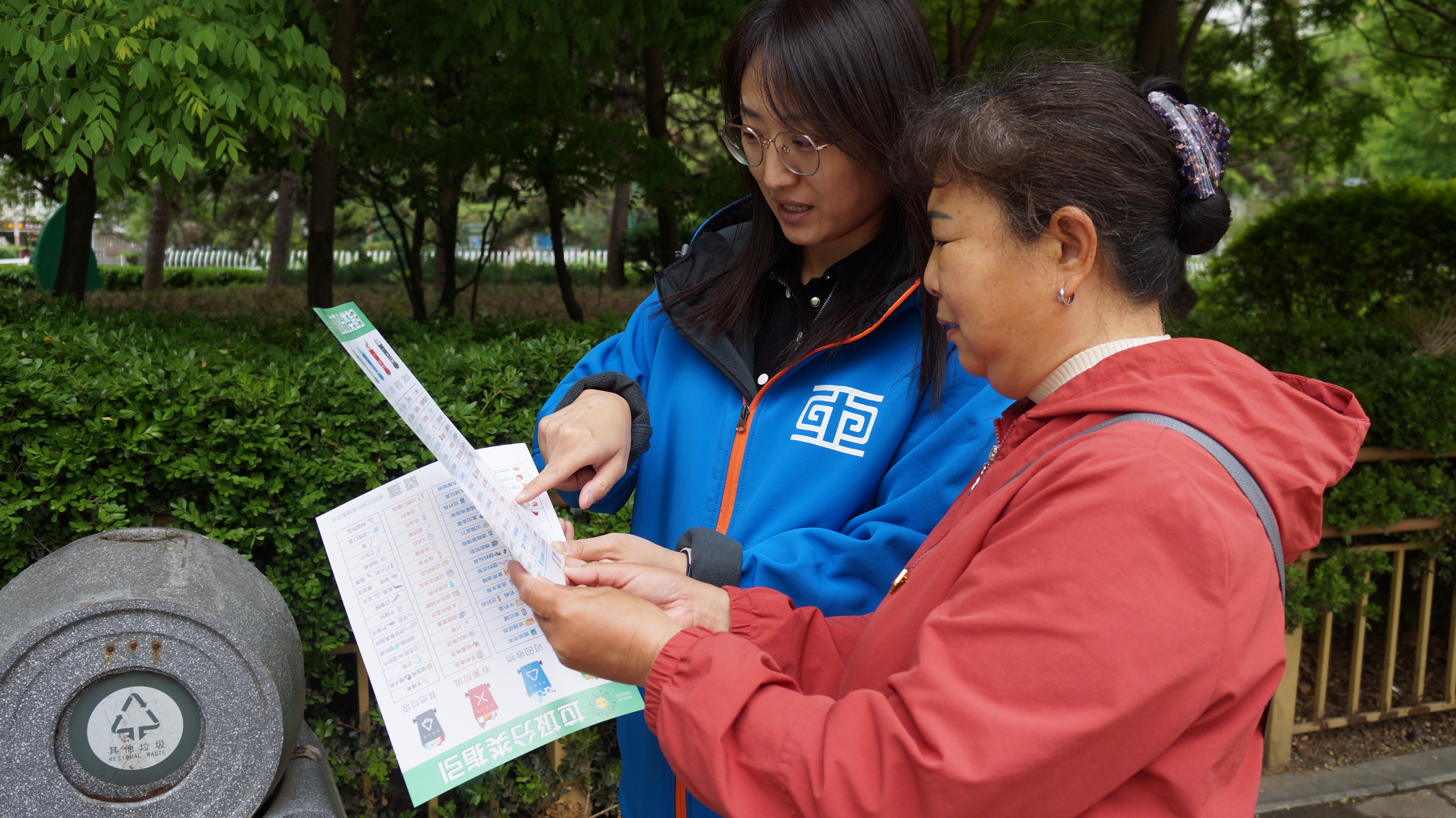 王媛媛（左）指导网格员做好垃圾分类动员工作