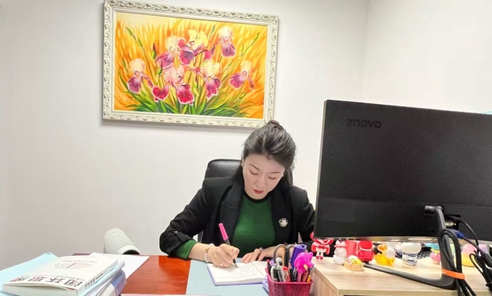 白颖同志工作照1