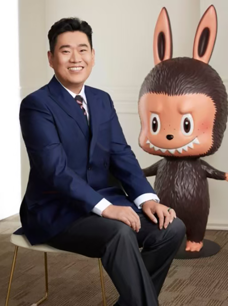 泡泡玛特邢宗宇工作照1