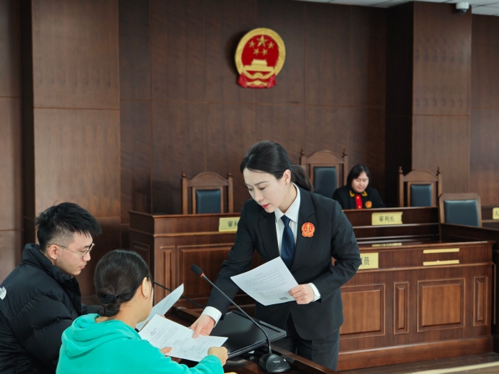 2.刘欢同志正在请当事人检查庭审记录