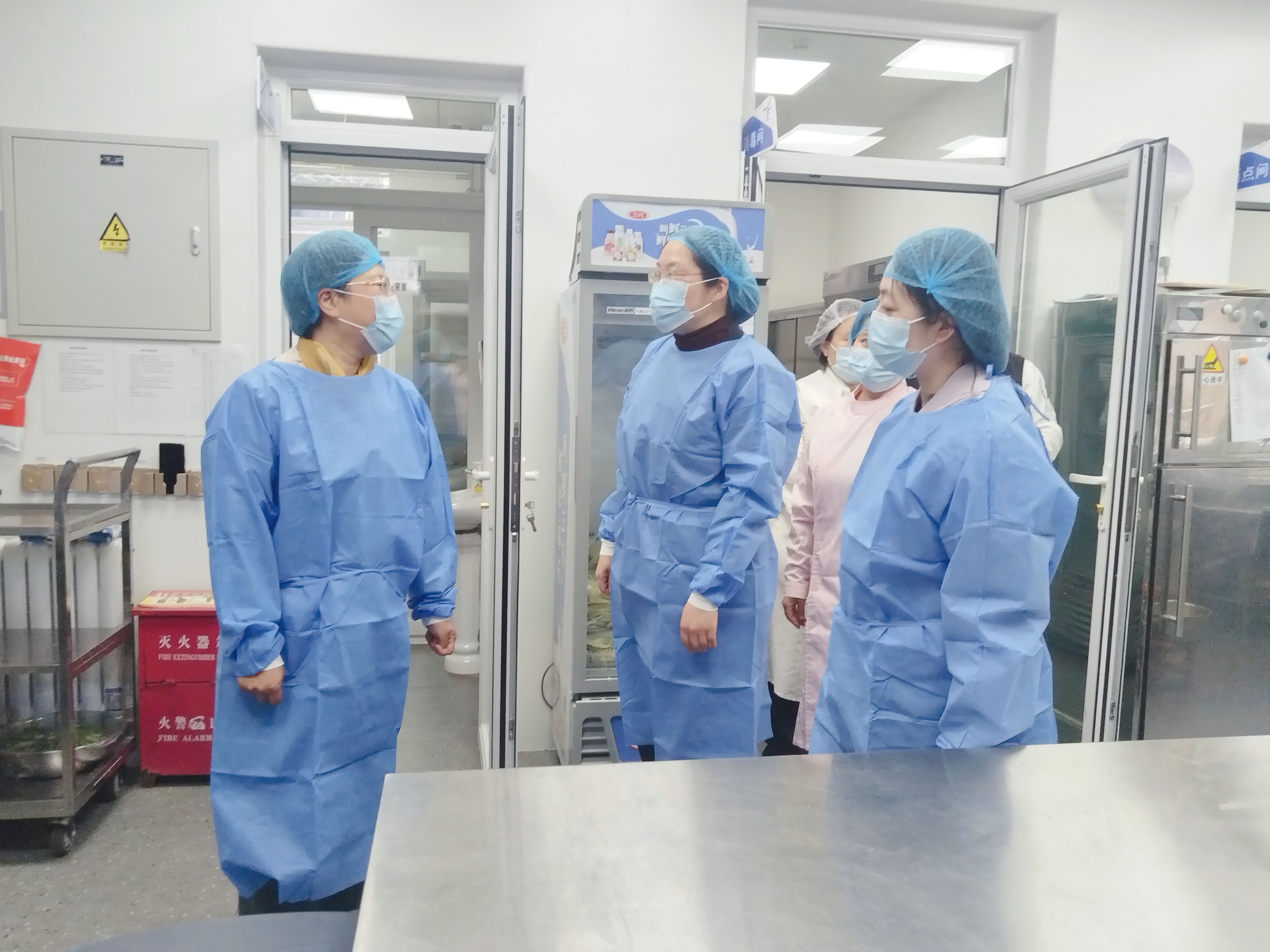 2025年3月15日，朝富公司纪委副书记、纪检监察室主任张国静（位置：左一）到下属朝莘幼儿园慧忠园食堂监督检查“校园餐”安全工作