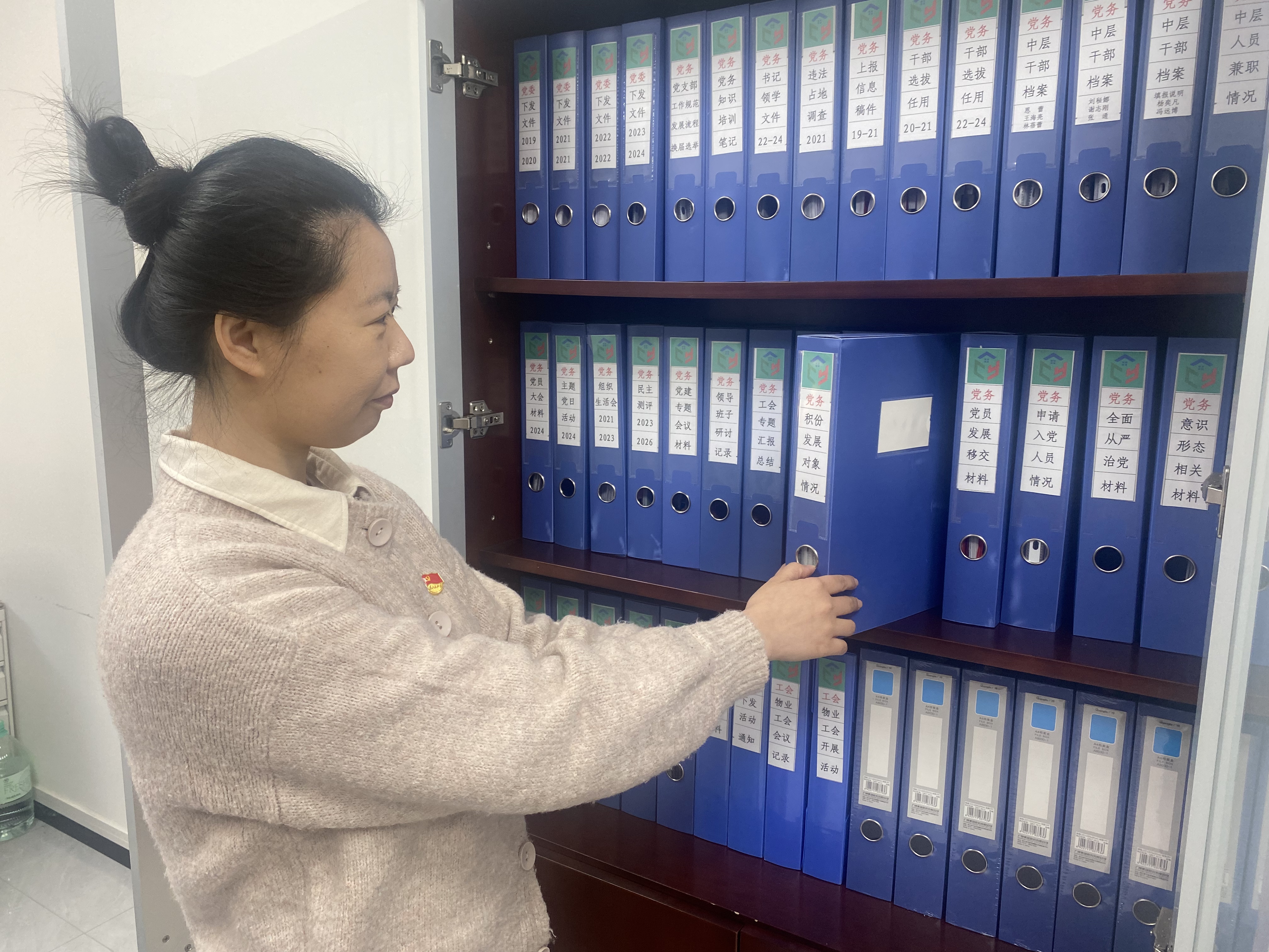 林蓓蕾同志工作照-整理党务档案