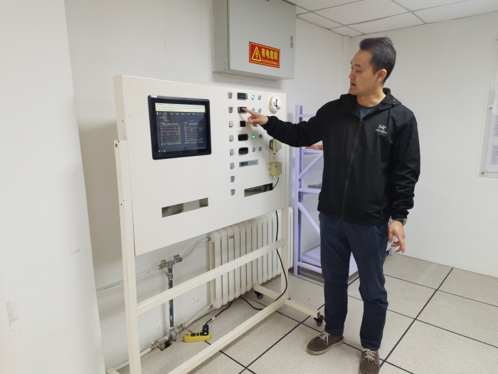 李扬同志工作照1