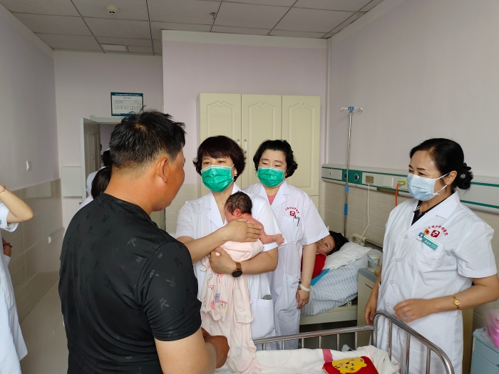 援蒙时指导新生儿心肺复苏技能操作