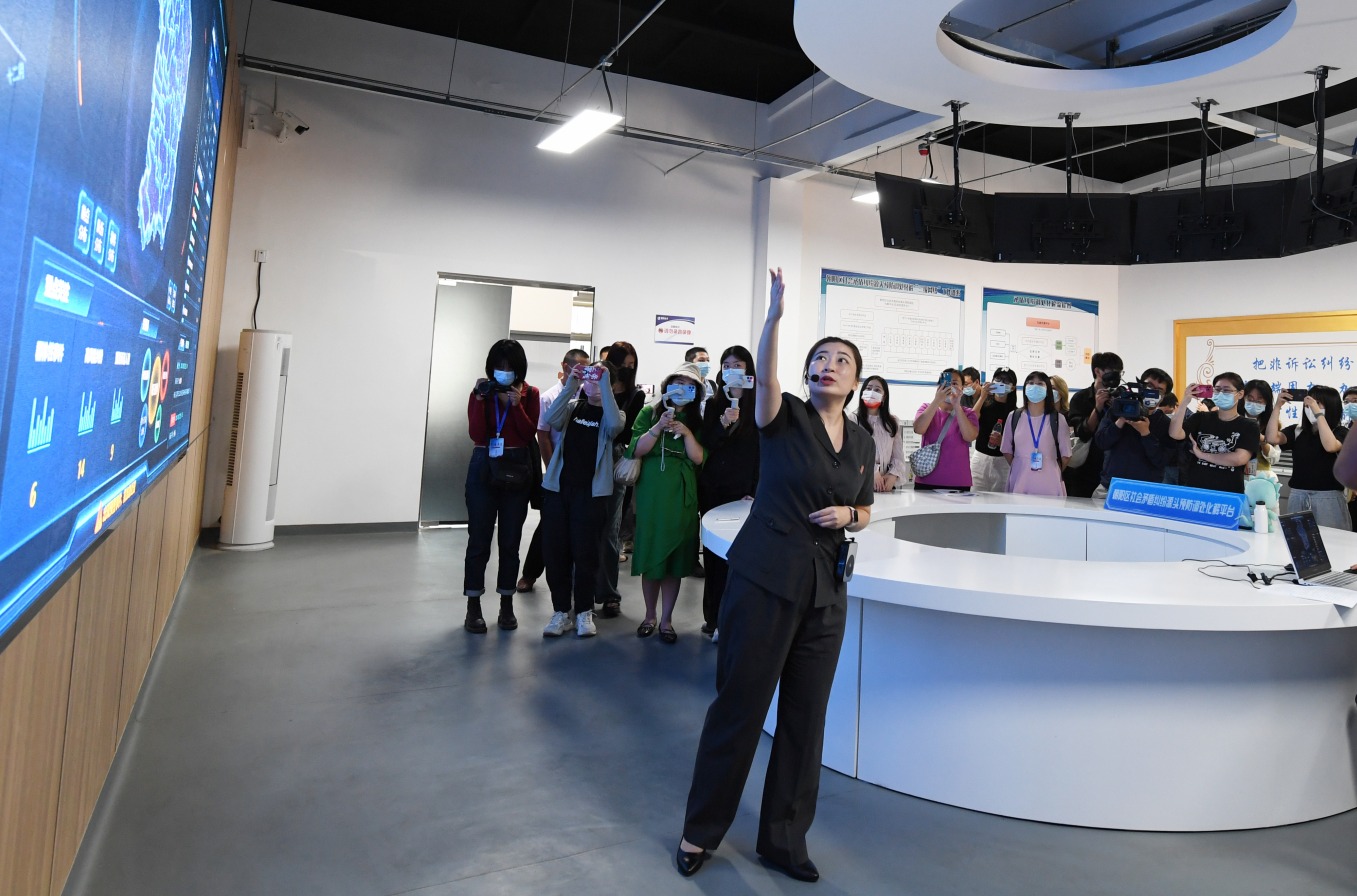 2.李珑同志正在介绍矛调平台运行状态